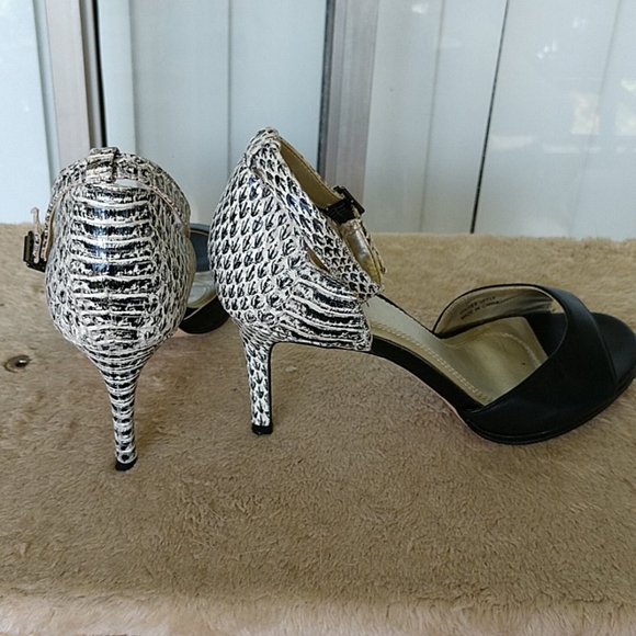 Tahari Heels size 6 - Picture 7 of 8